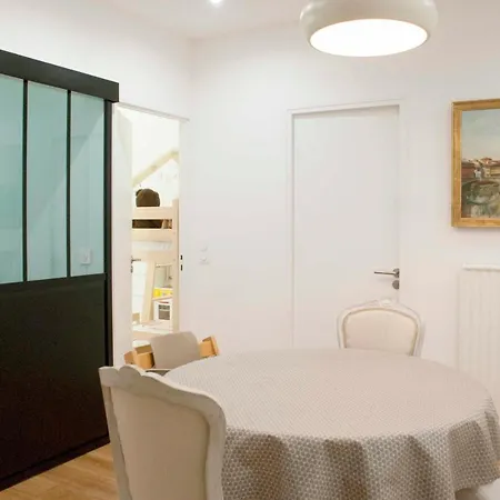Charming Near Montparnasse Апартаменты Париж